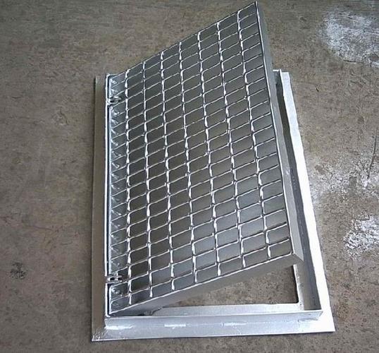 间距和横杆进行交叉排列,并且焊接成中间带有方形格子的一种钢铁制品